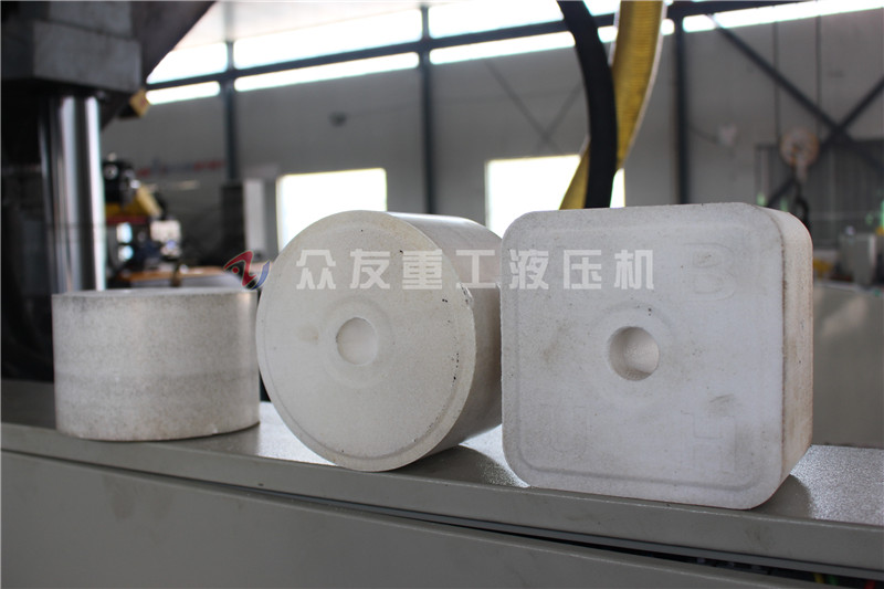 630噸(dun)鹽(yan)磚機 630T牛羊(yang)舔磚(zhuan)成型(xing)液(ye)壓(ya)機(ji)1