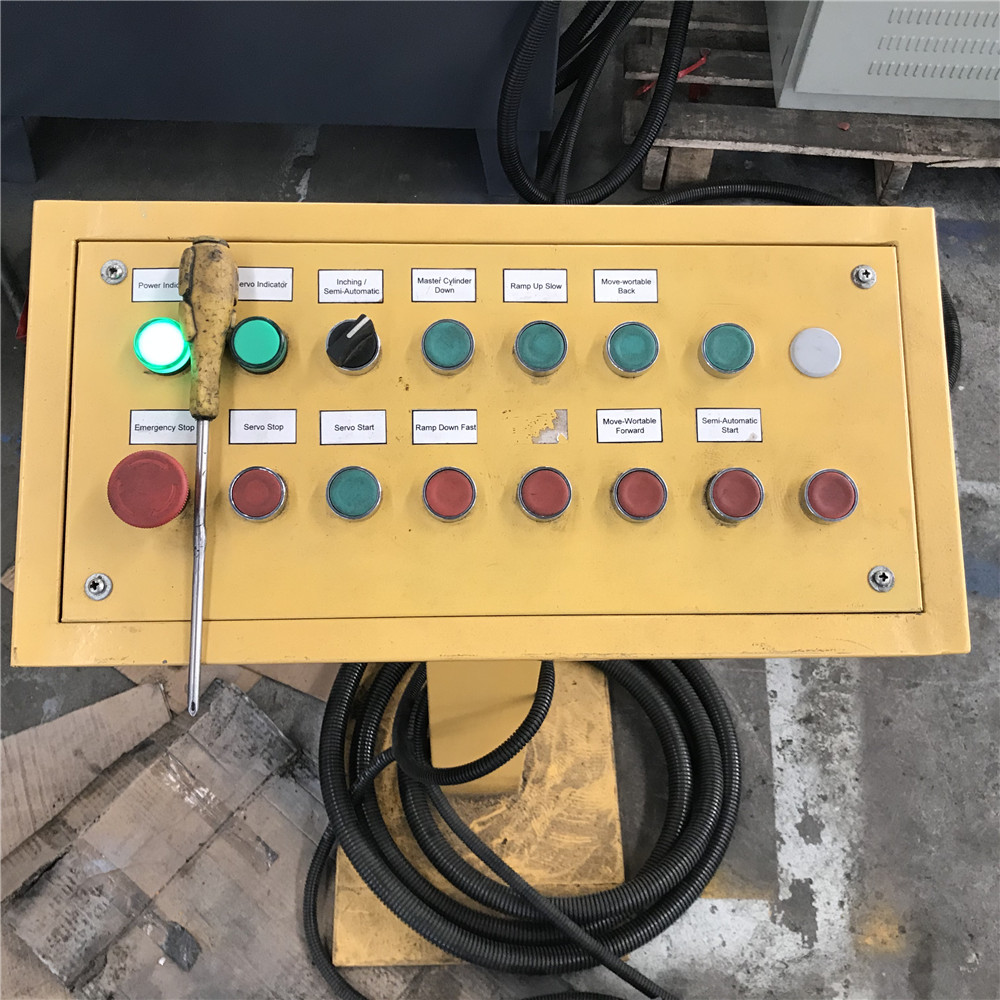 400噸雙迻(yi)動工(gong)作(zuo)檯四柱(zhu)液壓(ya)機(ji)  400t拉伸(shen)成型(xing)液(ye)壓機