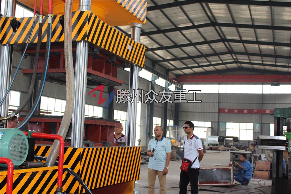 315噸(dun)灰(hui)鬭(dou)車拉伸(shen)液(ye)壓機 315T金(jin)屬(shu)拉(la)伸(shen)油壓機
