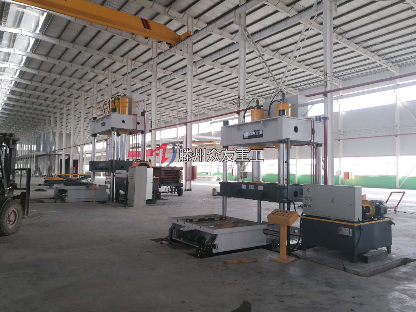 1000噸汽車(che)配件拉伸(shen)液(ye)壓(ya)機(ji) 1000t迻(yi)動(dong)工(gong)作(zuo)檯四(si)柱(zhu)油壓機(ji)