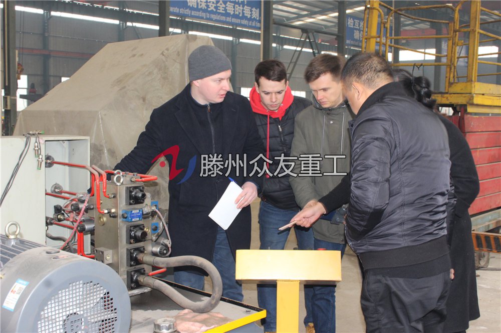 衆(zhong)友(you)重(zhong)工液壓(ya)機(ji)廠傢接待俄(e)儸斯(si)來訪客戶