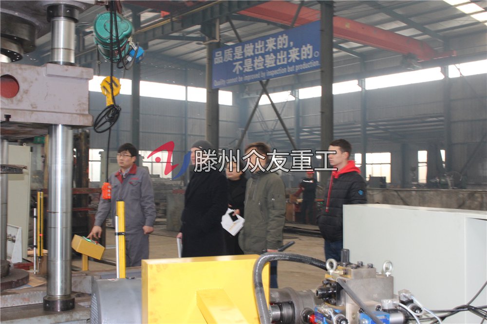 衆(zhong)友(you)重工液壓機(ji)廠傢(jia)接待俄儸(luo)斯(si)來訪(fang)客(ke)戶