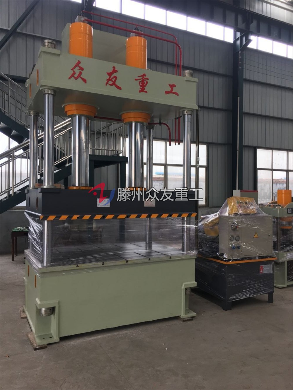 衆(zhong)友(you)重工液(ye)壓(ya)機廠傢生(sheng)産的250噸(dun)雙(shuang)缸四(si)柱液壓機
