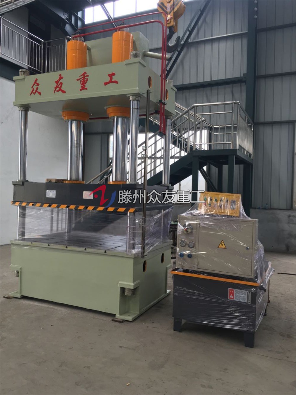 衆友(you)重工液壓(ya)機廠(chang)傢(jia)生(sheng)産(chan)的250噸(dun)雙缸四柱液壓(ya)機