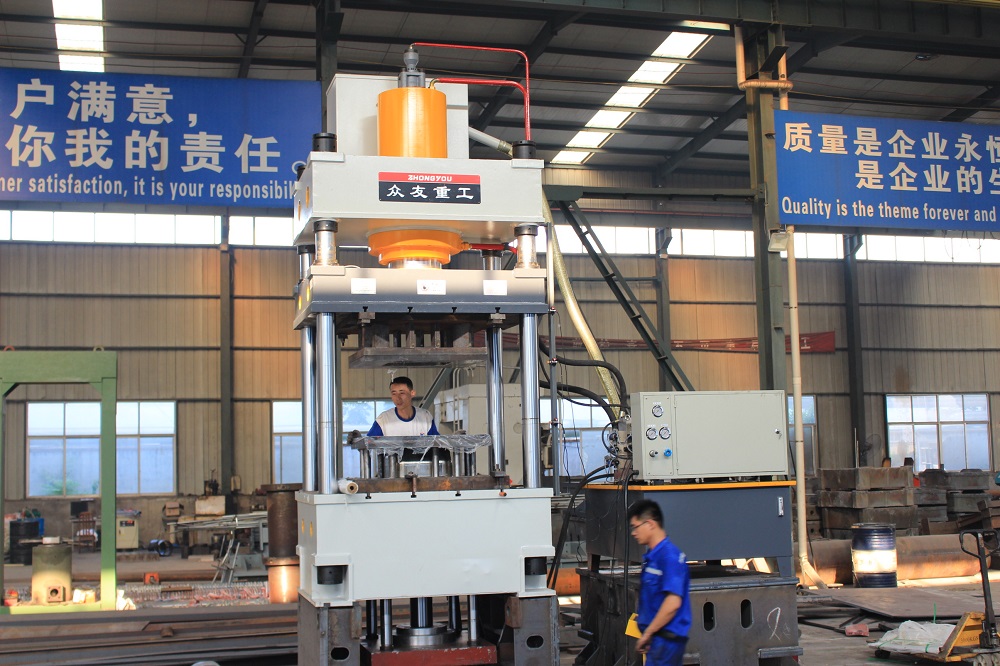 315噸豬食槽拉伸液(ye)壓機(ji) 315T金(jin)屬成(cheng)型(xing)油(you)壓(ya)機