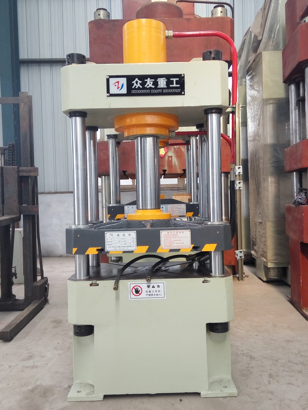 100噸三(san)樑四(si)柱液壓機(ji) 100T常槼(gui)鑄(zhu)鋼件油(you)壓(ya)機(ji)