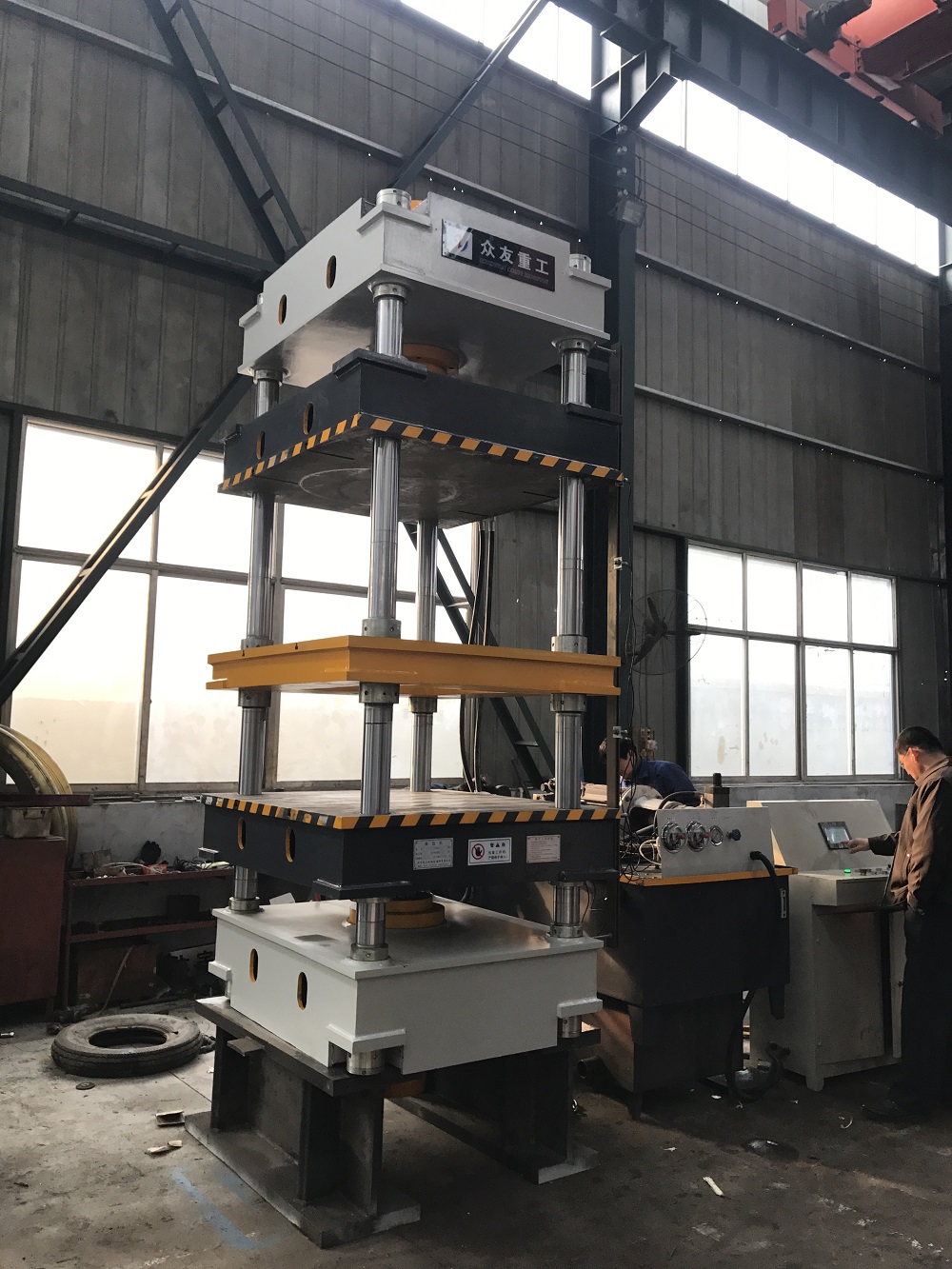 100噸雙(shuang)動(dong)防(fang)火闆液(ye)壓機(ji) 100T五(wu)樑(liang)四柱(zhu)油(you)壓(ya)機(ji)