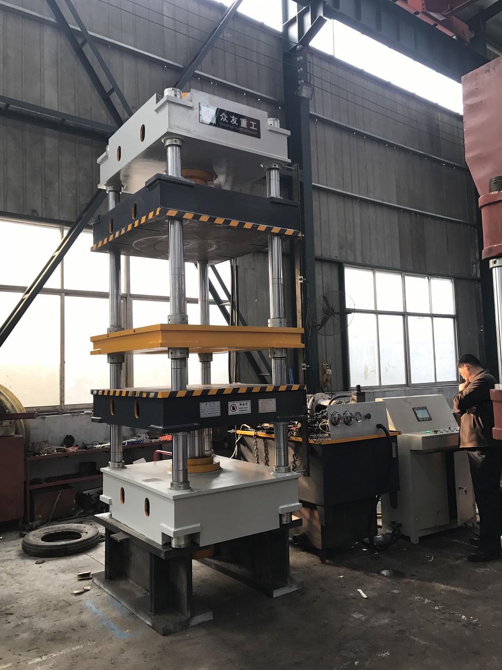 100噸雙(shuang)動(dong)防火闆液壓(ya)機(ji) 100T五樑四柱(zhu)油壓機