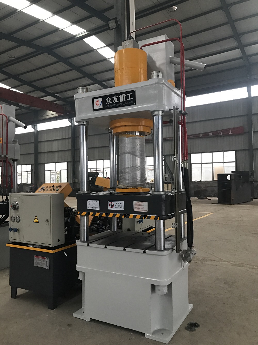 160噸(dun)鑄(zhu)鋼件液(ye)壓機 160T三(san)樑四(si)柱(zhu)油壓(ya)機