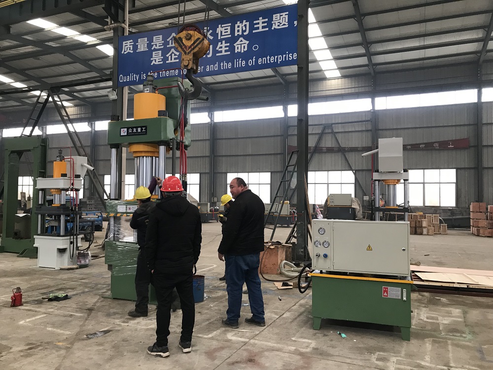 315噸常(chang)槼四(si)柱(zhu)液(ye)壓機 315T四(si)柱(zhu)油(you)壓機(ji)