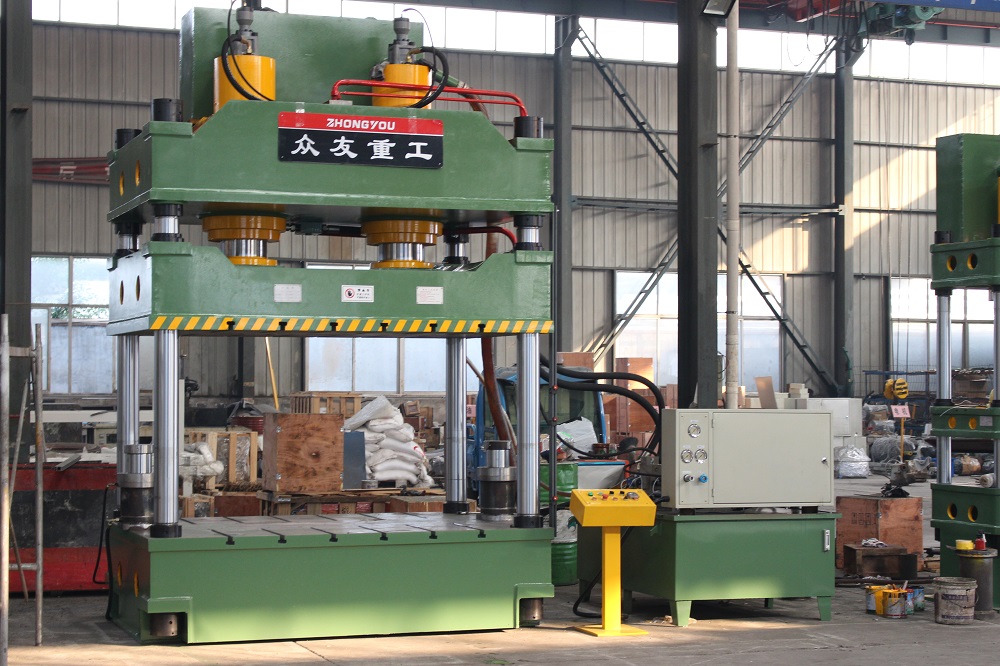 500T綠色三(san)樑(liang)四柱(zhu)液壓(ya)機(ji)