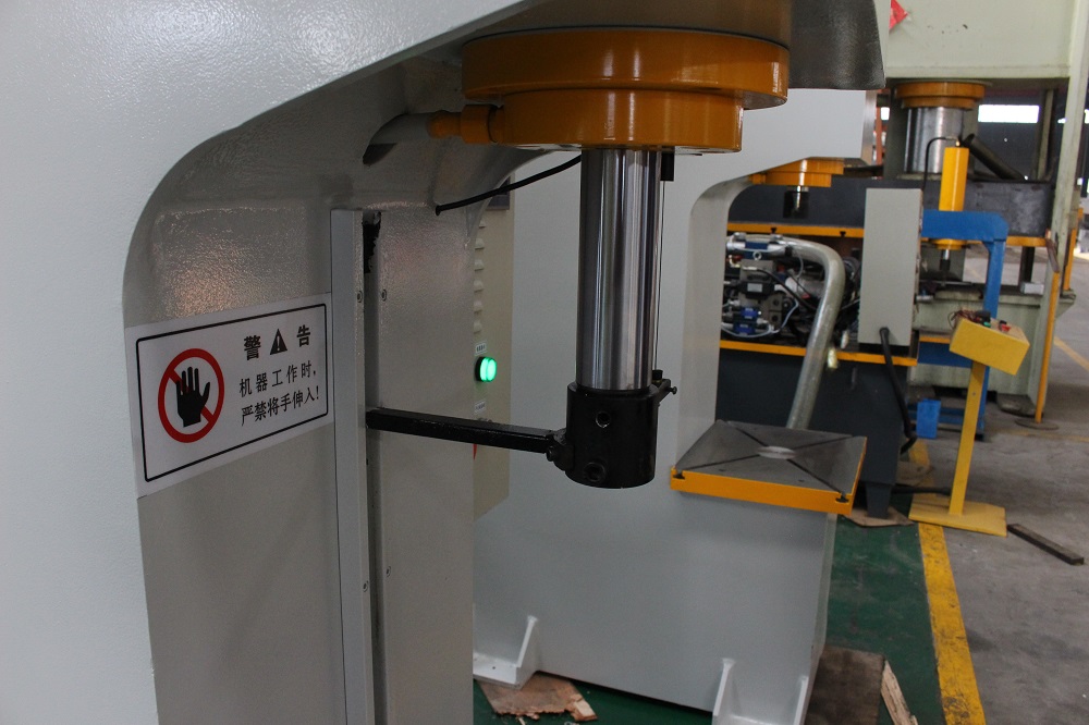 20噸(dun)伺服(fu)係(xi)統單柱液(ye)壓機(ji) 20T單臂(bi)油(you)壓機C型(xing)壓力(li)機(ji)