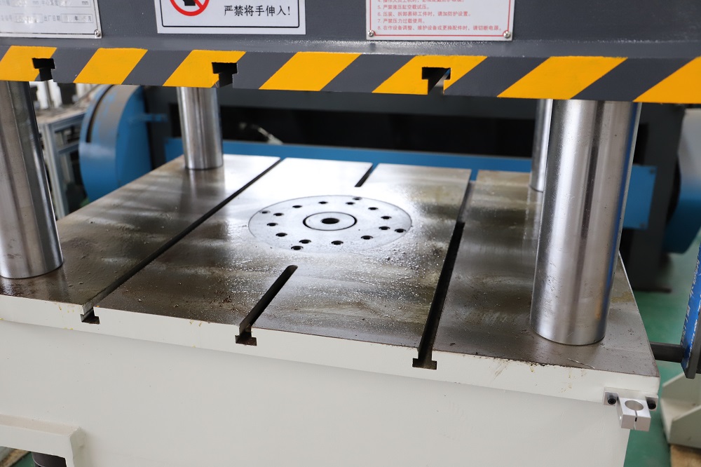 63噸單(dan)臂(bi)液壓(ya)機細節圖(tu)