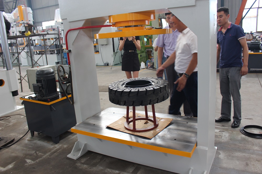 250噸壓胎(tai)機(ji) 250T龍門液壓(ya)機(ji)