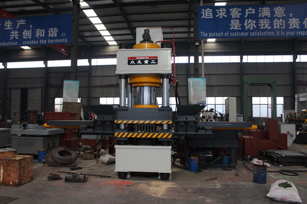 630噸(dun)雙(shuang)色魚餌(er)壓塊成(cheng)型液(ye)壓機(ji)