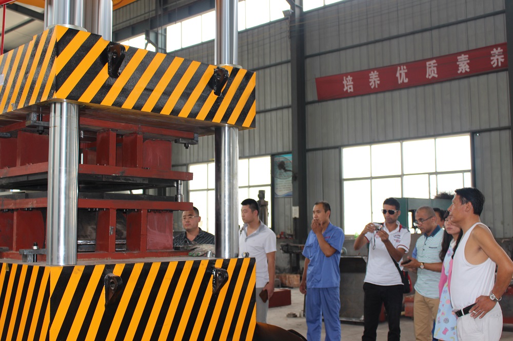 315噸灰(hui)鬭車拉伸四(si)柱液(ye)壓機(ji) 315T金屬(shu)成(cheng)型油壓(ya)機