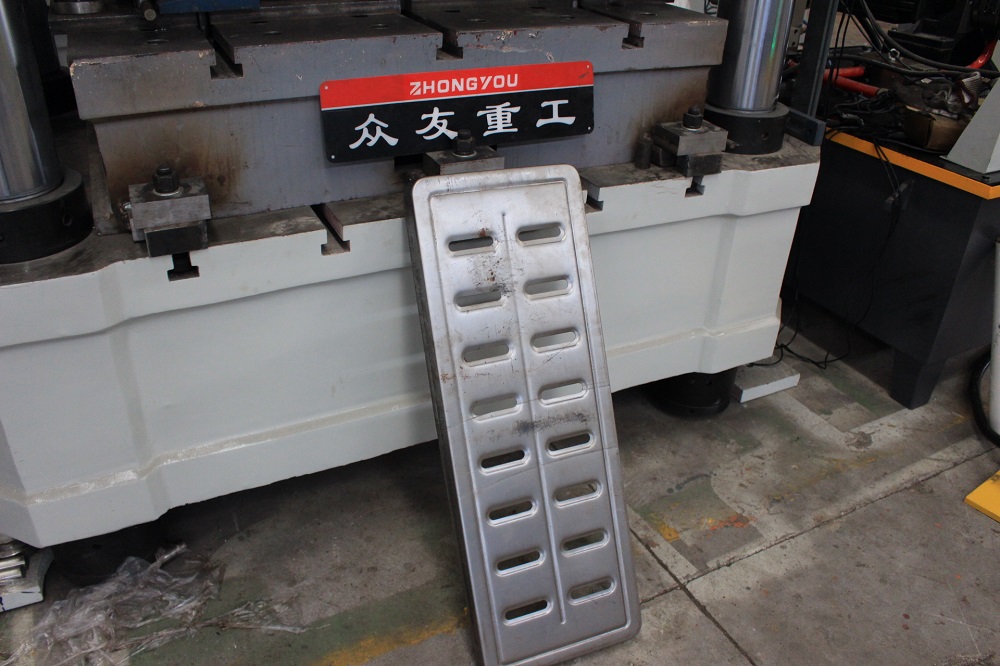 400噸壓地(di)漏蓋(gai)闆漏(lou)水(shui)篦(bi)子伺(ci)服液(ye)壓機(ji) 400T金(jin)屬成(cheng)型油壓(ya)機