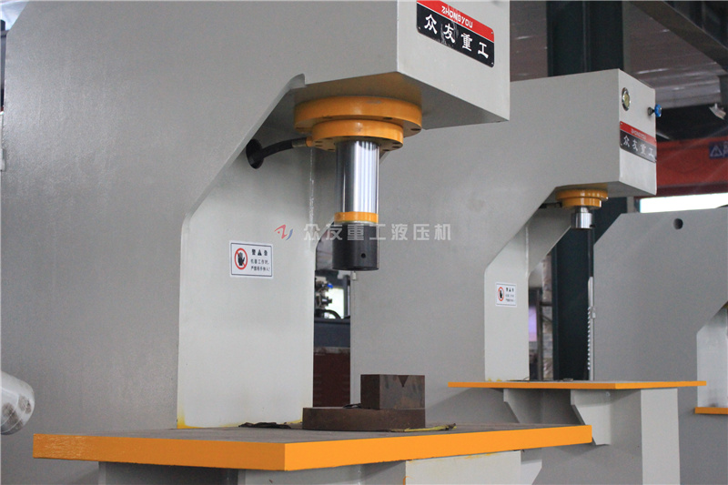 63噸大檯(tai)麵單(dan)臂(bi)液壓(ya)機 63T單(dan)柱油(you)壓機(ji)